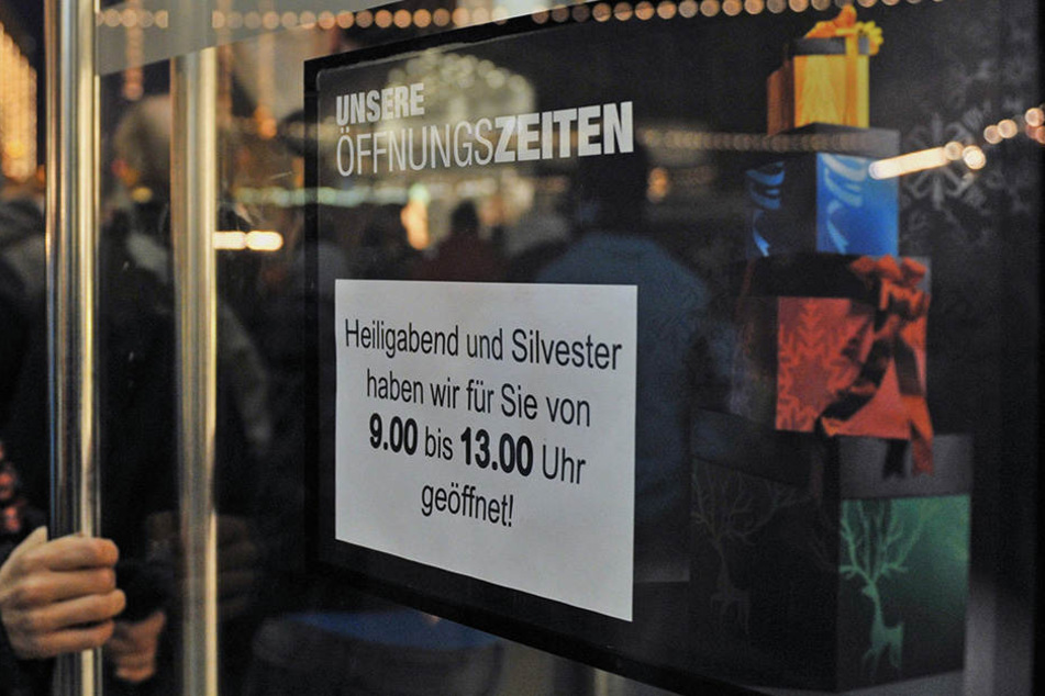 Schilder informieren über die Öffnungszeiten an Weihnachten.