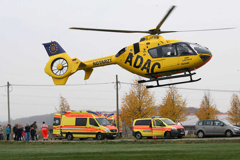 Zwei Hubschrauber kamen zum Einsatz am Samstag auf dem Bauernmarkt vom Geflügelhof Weber in Schönberg. 