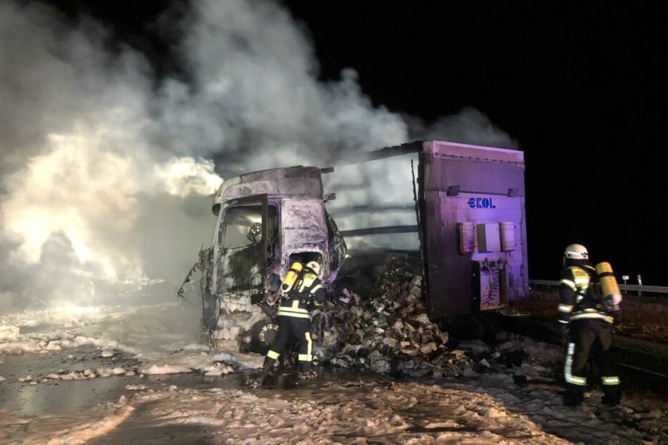Während der Löscharbeiten am Lkw, blieb die Autobahn gesperrt.