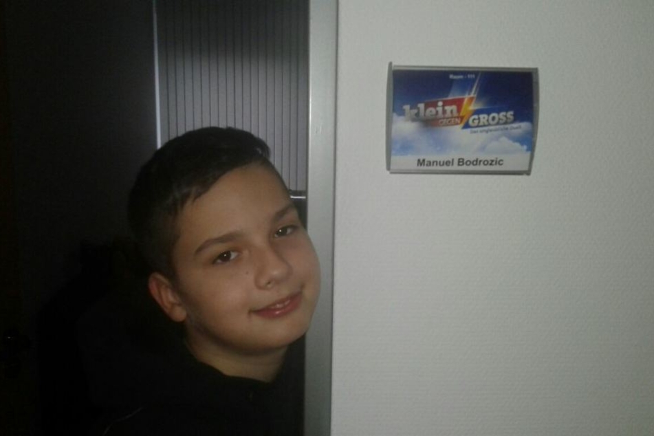 Ganz stolz posiert Manuel vor seinem Vorbereitungsraum bei den Aufnahmen zur Show.