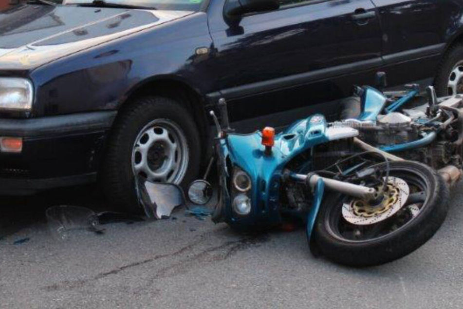 Der Motorradfahrer wurde bei dem Unfall in Naurath (Eifel) schwer verletzt.