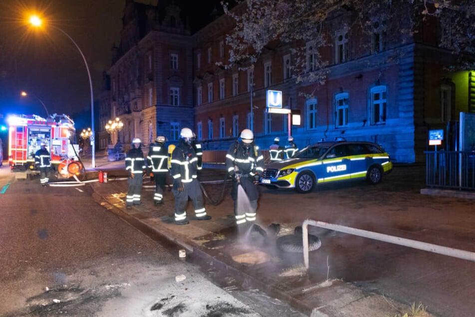 Die Feuerwehr musste wohl mehrere Haufen brennender Reifen vor dem Strafjustizgebäude löschen.