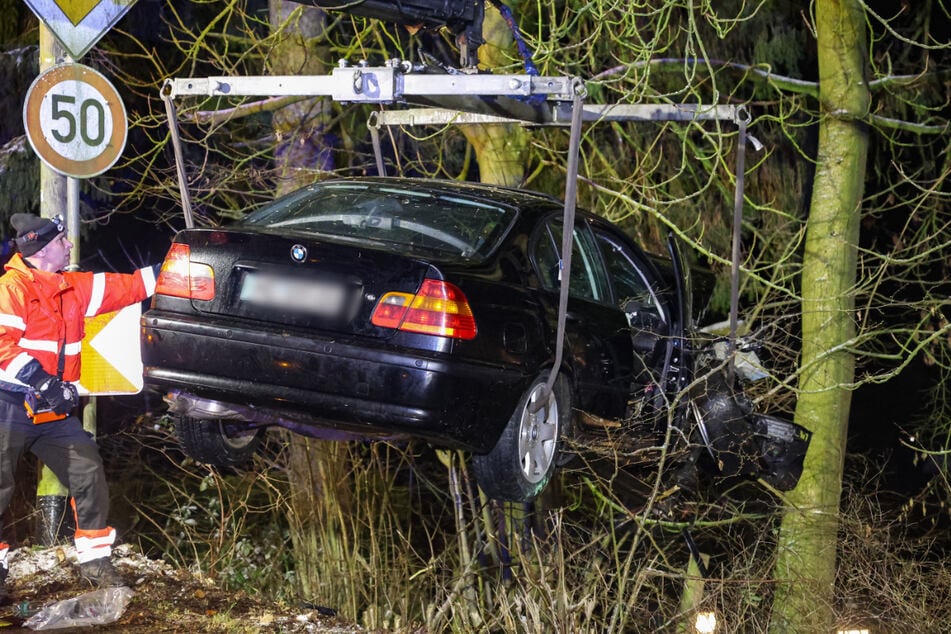 Der BMW des 21-jährigen Unfallverursachers musste von einem Spezialunternehmen geborgen werden.