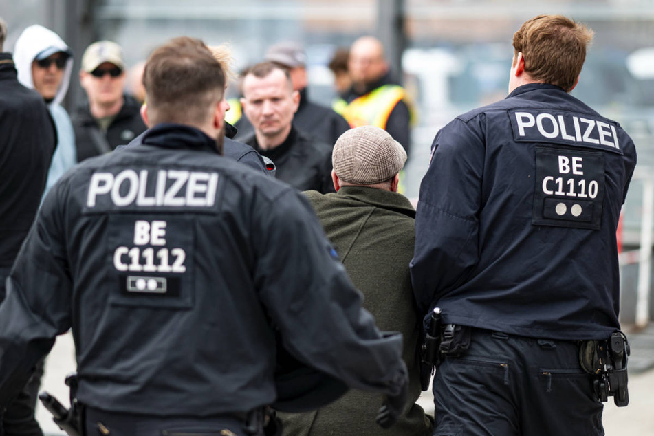 Die Polizei musste bei rechtsextremen Demonstrationen vorübergehend mehrere Teilnehmer festnehmen.