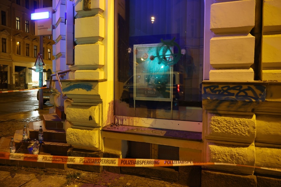 Die Demonstranten beschmierten die Schaufenster einer Bankfiliale mit anarchistischen Symbolen.