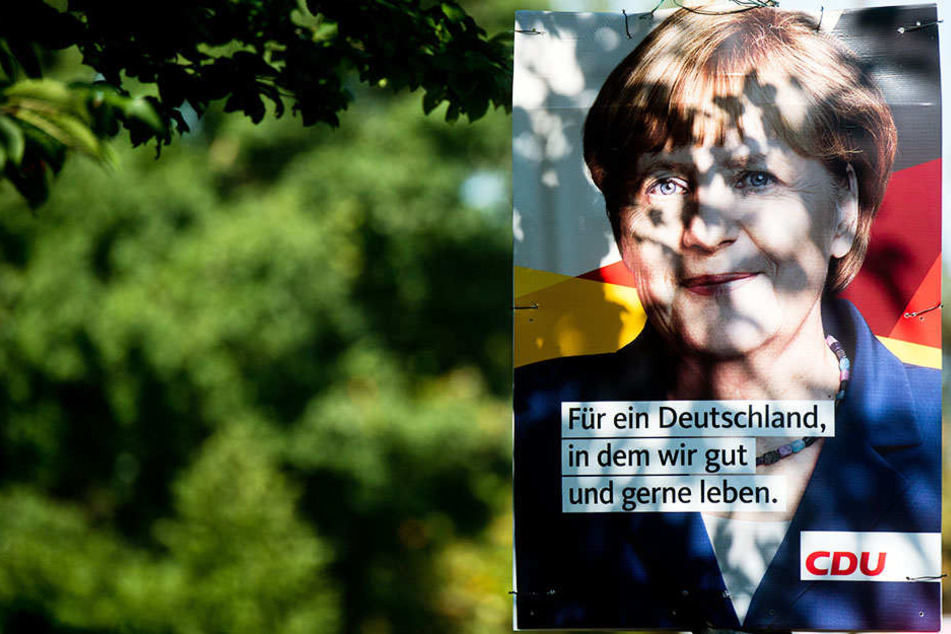 Unter anderem wurde ein Plakat der CDU abgefackelt. (Symbolbild)