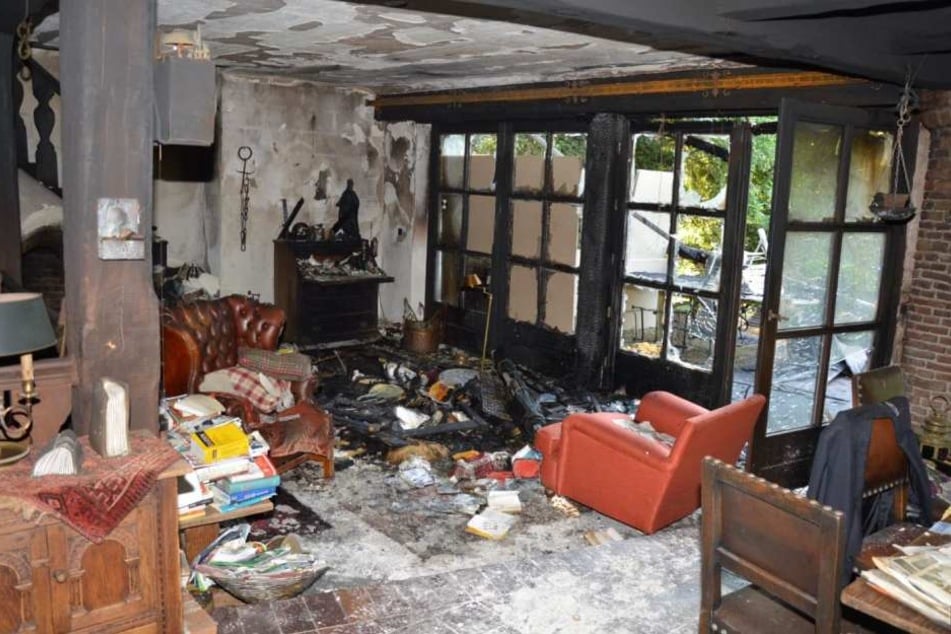 Das Foto der Polizei vom 31. Mai 2017 zeigt ein ausgebranntes Zimmer in einem Haus in Haan.