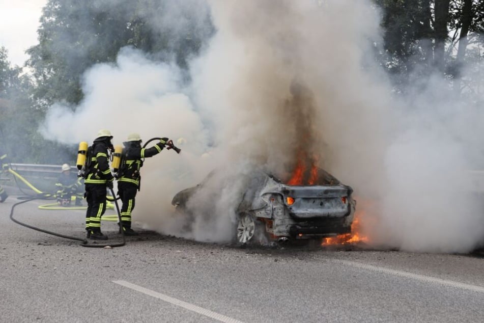 Die Insassen konnten sich in letzter Sekunde aus dem Wagen retten.