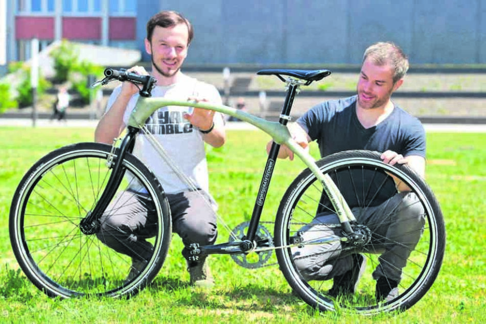 Zwei der drei Tüftler mit dem „bowbike“: Leon Kontny (25) und Hendrik Berthel
(37).