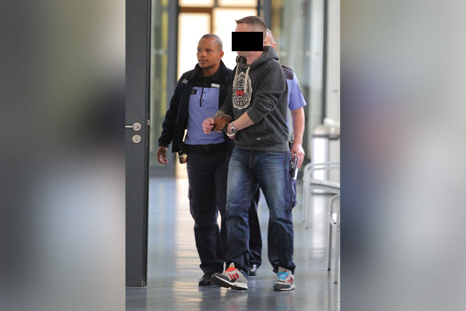 Einbrecher Michael D. (41) auf dem Weg zum Gerichtssaal.