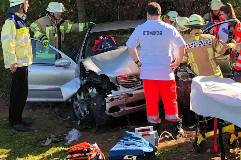 Die Feuerwehr musste einen Mann und eine Frau aus dem Mercedes-Wrack befreien.