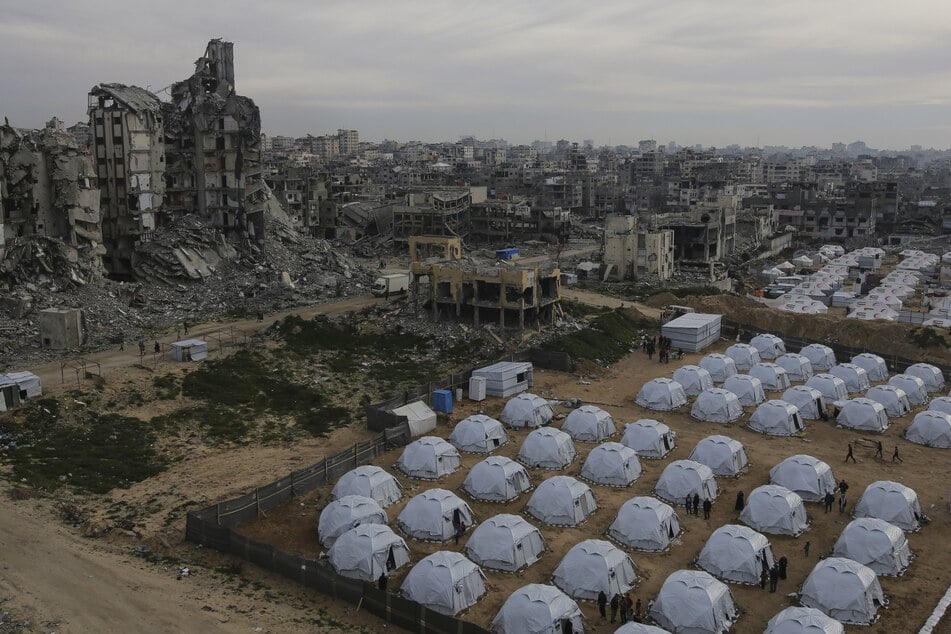 Berichten zufolge gab es im Gazastreifen mehrere tödliche Angriffe. Auch unter Hilfesuchenden soll es wieder Opfer gegeben haben.