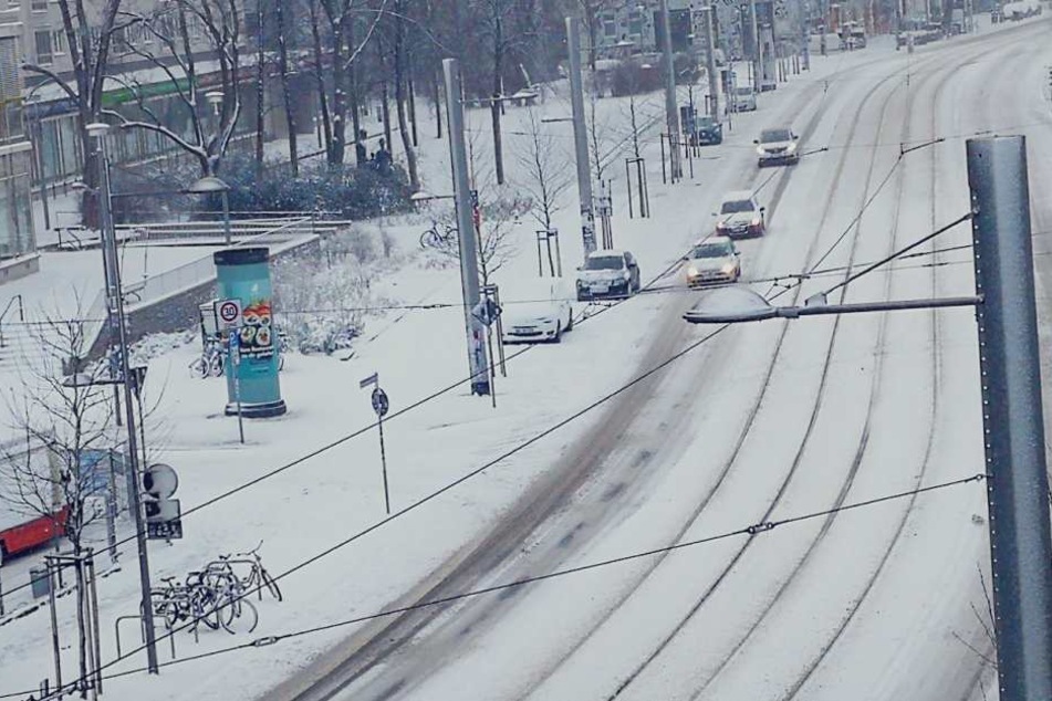 Leipzig (hier Karl-Liebknecht-Straße) ist am Samstagmorgen komplett in weiß gehüllt.