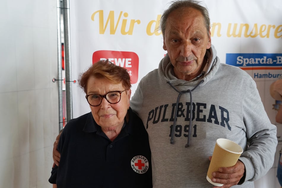 Monika Kelting vom Deutschen Roten Kreuz (DRK) und Obdachloser Jens Wulf am Sonntag – man kennt sich von der Straße: "Moni ist eine ganz Tolle, sie hilft immer allen."