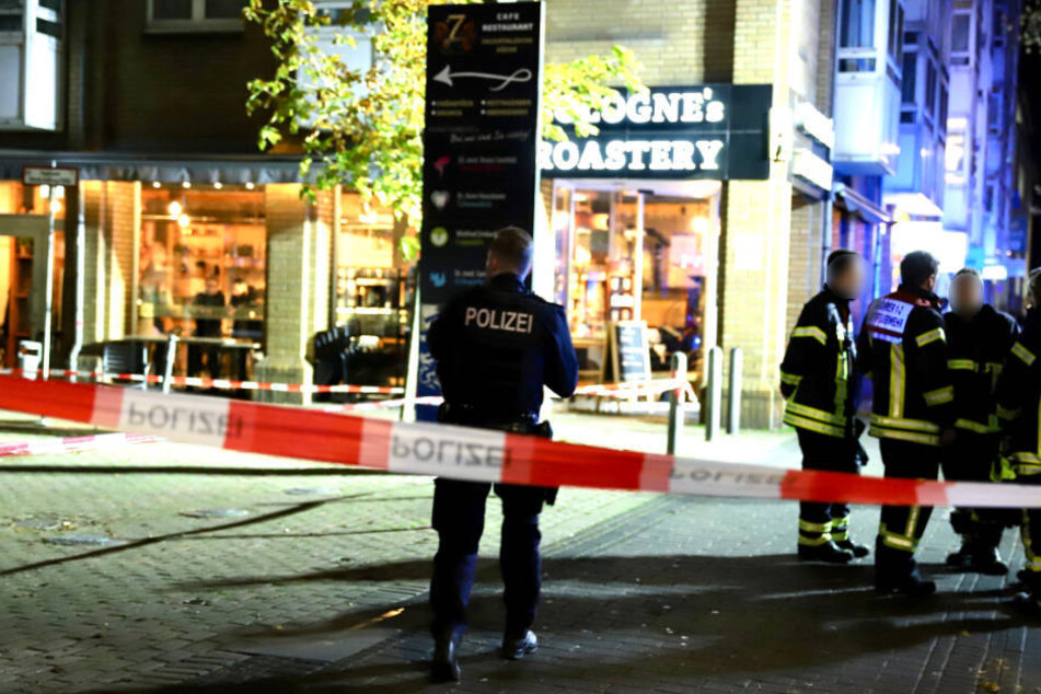 Die Polizei hat den Bereich an der Venloer Straße am Donnerstagabend weiträumig abgesperrt.