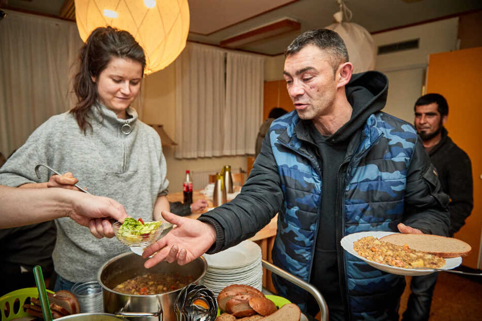 Ihr dritter Einsatz: Helferin Greta Granek (26) verteilt Linsensuppe an Danyi (35) aus der Slowakei.