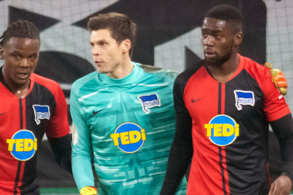 Dedryck Boyata und Rune Jarstein trösten Jordan Torunarigha.