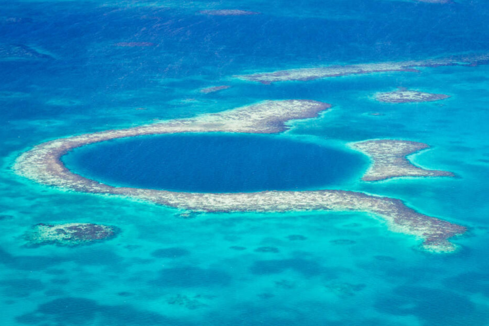 Das "Great Blue Hole" vor der Küste von Belize.