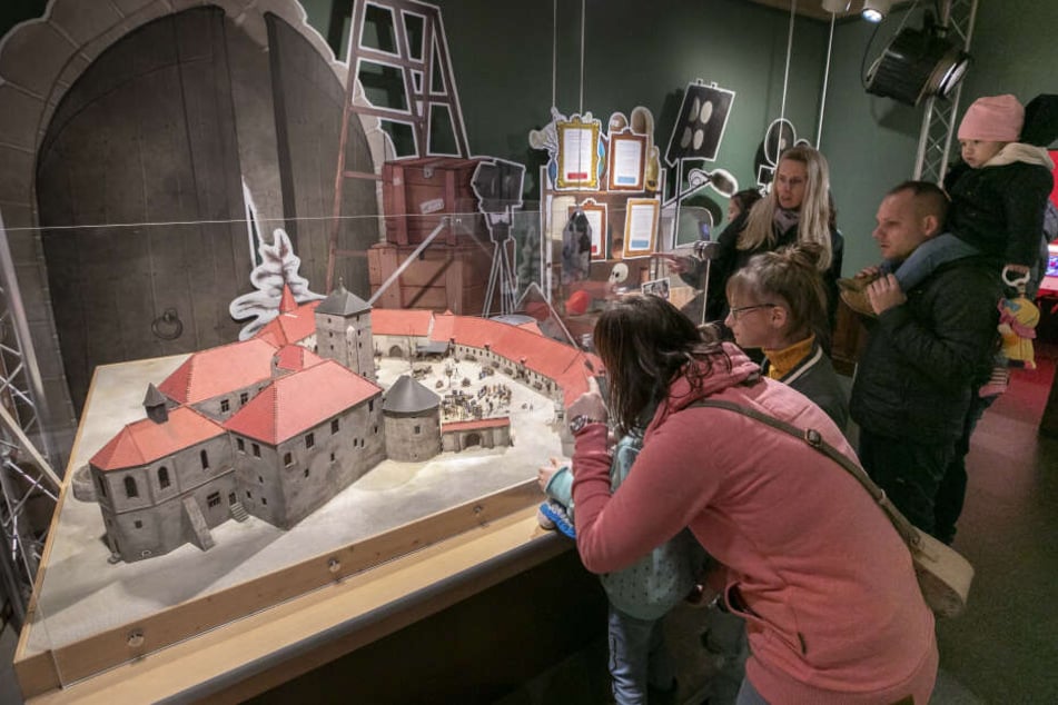 Große und kleine Fans kommen in der Ausstellung auf ihre Kosten, denn sie können einen Blick hinter die Film-Kulissen werfen.