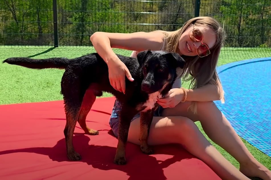 Olena se acurruga con Sky. Todavía no tiene una nueva familia.