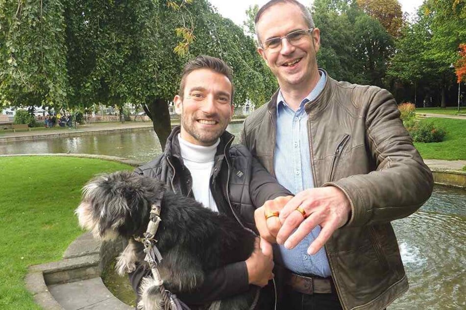 Adrian (li.) und Mark Kober (re.) sind überglücklich, als erstes Paar die homosexuelle Ehe einzugehen.