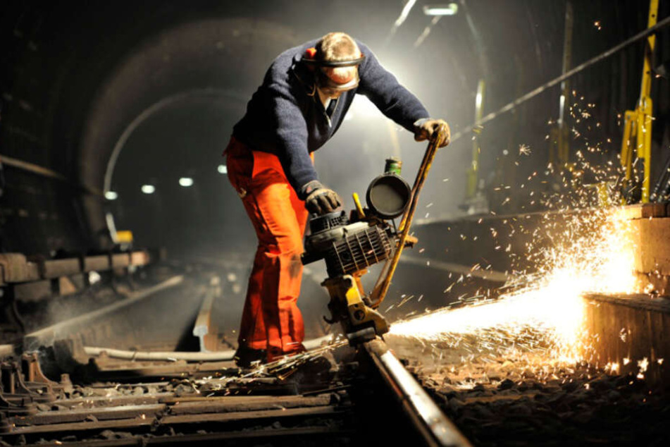 Ein Hochbahnmitarbeiter arbeitet an einem U-Bahn-Gleis. (Symbolbild)