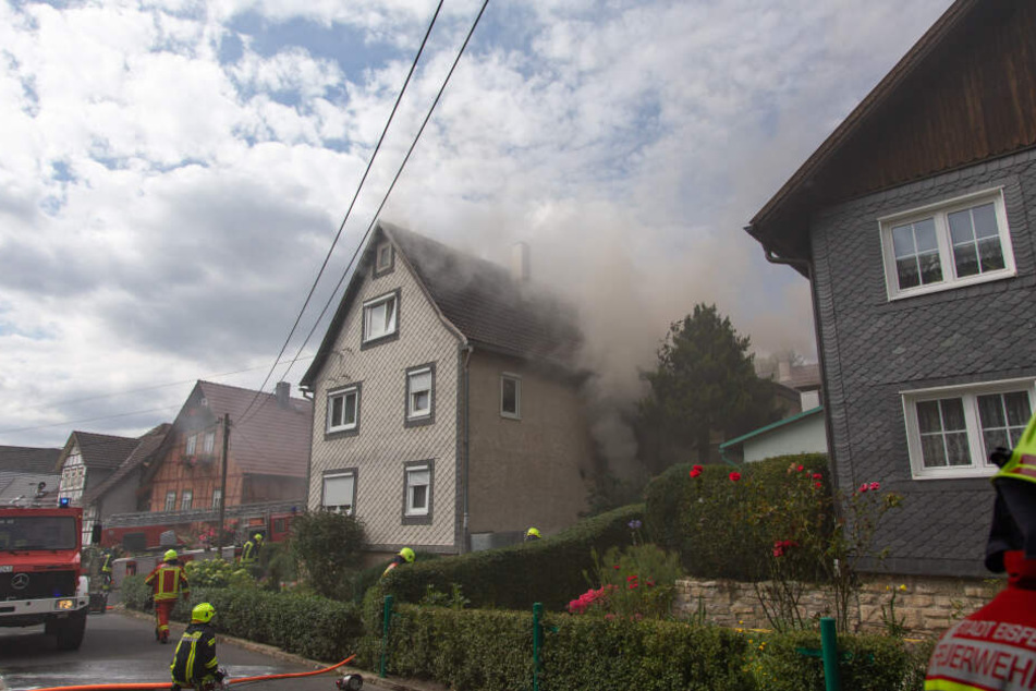 In dem Haus soll es zu einer Explosion gekommen sein.