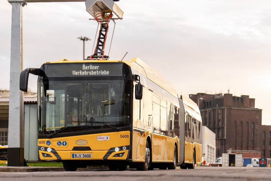 Die Berliner Verkehrsbetriebe (BVG) rüsten auf E-Busse um.