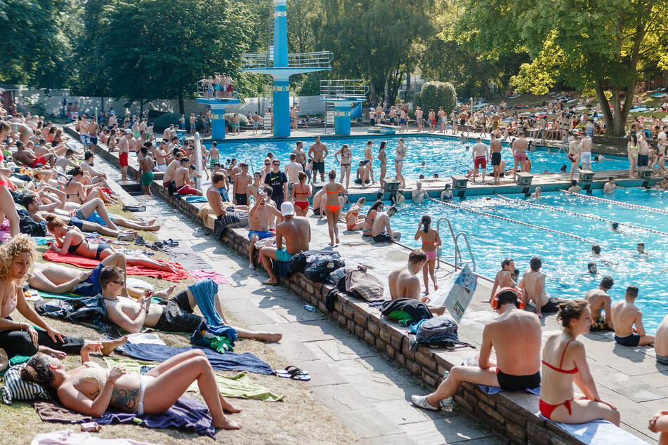 Besucher geniessen das sonnige Wetter im Kaifu Freibad.