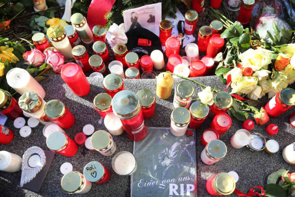 Zahlreiche Kerzen und Blumen wurden vor Ort abgelegt, viele Menschen versammelten sich.