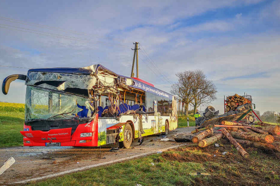 Der Bus ist bei dem Unfall völlig zerstört worden.