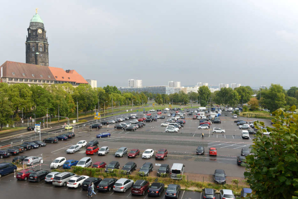 Momentan ist das winzige Grundstück Teil des großen Parkplatzes auf dem Ferdinandplatz. 2020 soll hier ein neues Rathaus gebaut werden.