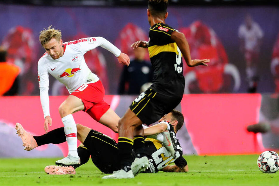 Im Hinspiel gegen RB Leipzig am Boden: VfB-Kapitän Christian Gentner packt gegen Emil Forsberg die Grätsche aus.