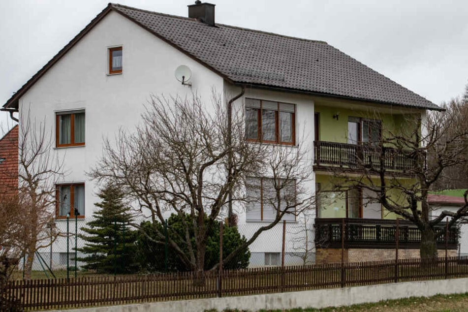 In diesem Einfamilienhaus im niederbayerischen Mallersdorf-Pfaffenberg hat die Polizei die drei Leichen gefunden.