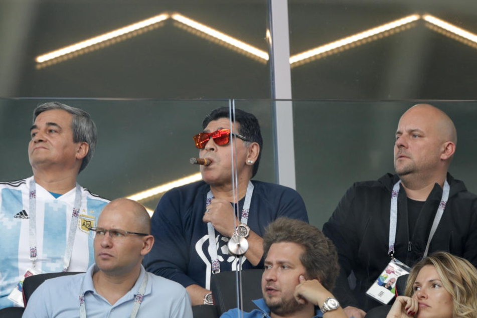 Diego Maradona (M) rauchte genüsslich seine Zigarre - trotz Verbot.
