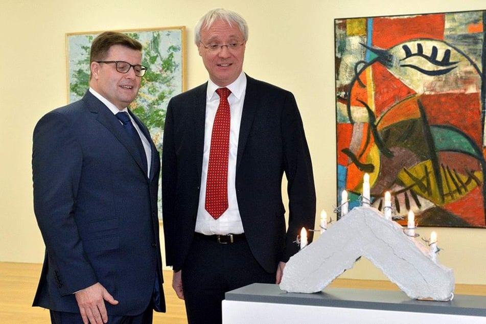 Die Ostsächsische Sparkasse hat das bei einer Auktion gekaufte Kunstwerk als Dauerleihgabe an die Stadt übergeben.
