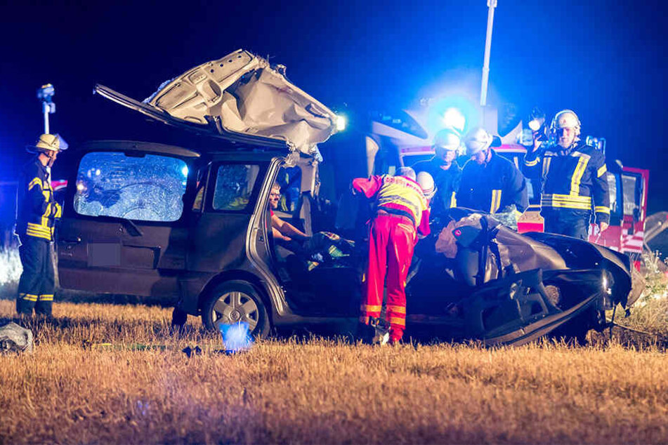Es entstand beträchtlicher Sachschaden. Eine Person starb, die andere wurde schwer verletzt.