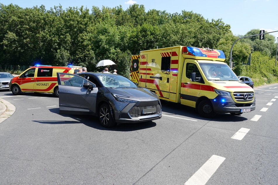 An der Kreuzung Gorbitzer Straße/Coventrystraße kollidierte ein Toyota-Fahrer (73) mit einem Radfahrer (37).