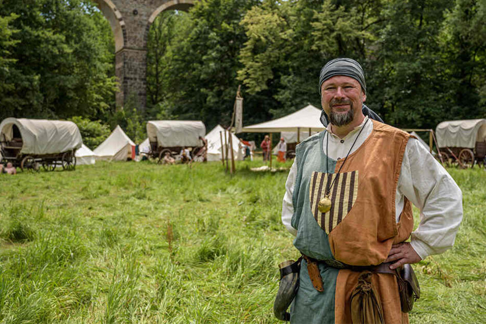 Mittelalterlicher Grundstücksverteiler: Michael Ehnert (47) ist der "Lokator" des Besiedlungszuges.