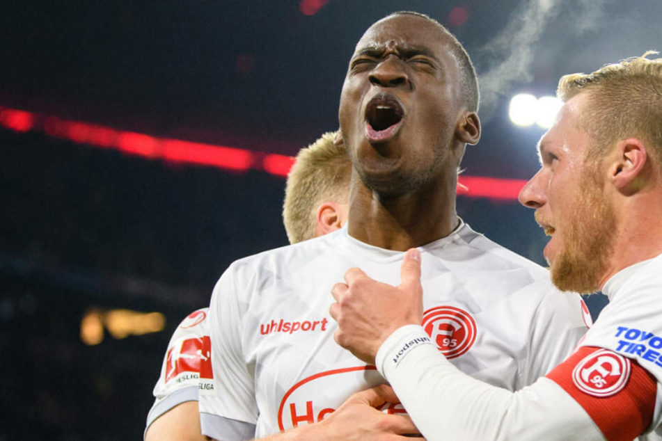 Lukebakio (mil) und Rouwen Hennings (re.) freuen sich über den Treffer des Belgiens zum 3:3 gegen Bayern München.
