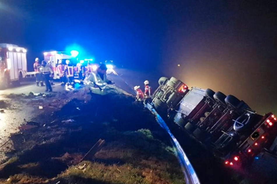 Der Lkw kam von der Straße ab und rutsche einen Abhang hinab.