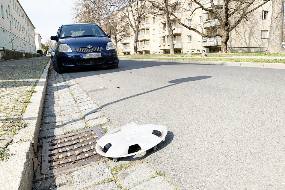 Bei dem Crash flog die Radkappe mehrere Meter über die Straße.
