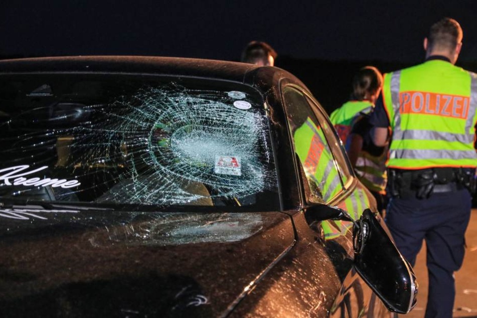 Der Radfahrer krachte in die Windschutzscheibe des Autos.