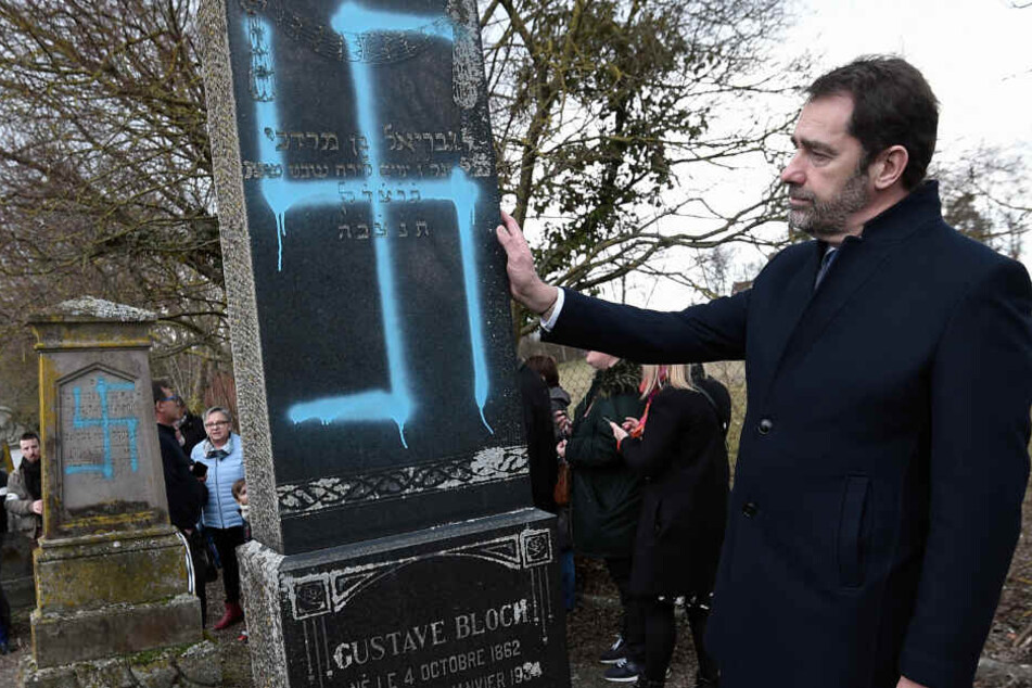 Der französische Innenminister Christophe Castaner zu Besuch auf dem jüdischen Friedhof in Quatzenheim.
