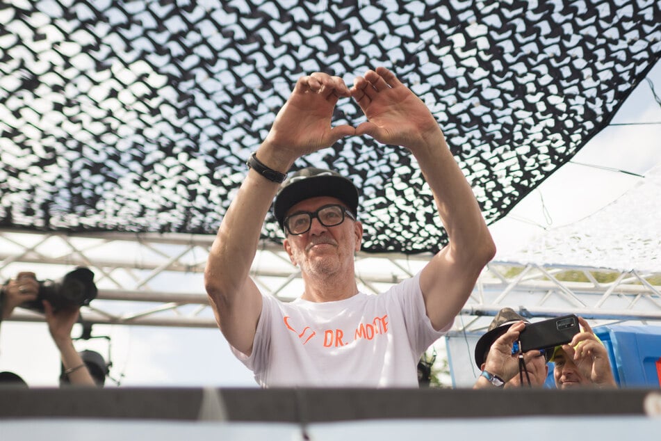 Dr. Motte (64) stand auf einem Truck der Technoparade "Rave The Planet" in Berlin.