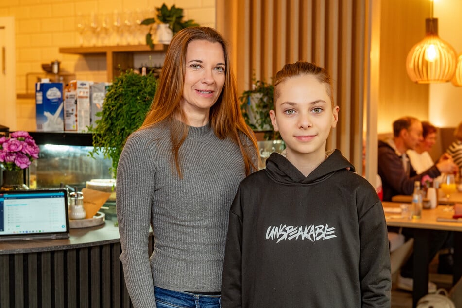 Levy und Mama Jana fiebern dem Showfinale am Freitag in Berlin entgegen.