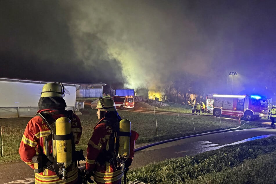 Die Feuerwehr rückte mit zahlreichen Kräften zu dem Wohnhaus aus.