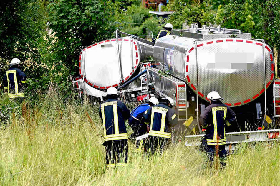 Ein Lkw blieb nach einem Unfall auf einem Feld schließlich stehen.