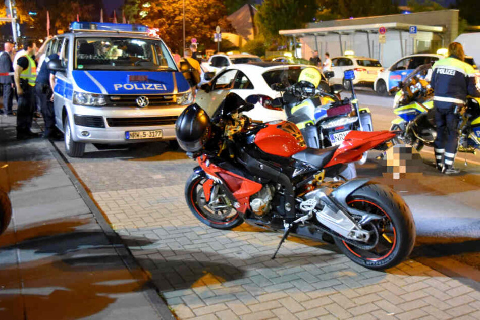 Die Polizei Köln kontrollierte Autos und Motorräder.