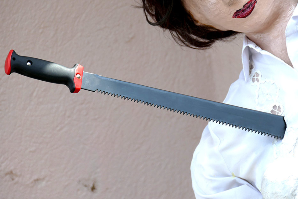 Mitten in die Brust gerammt: Eine Machete steckt in der Deko-Puppe einer
Köchin, die das Ebenbild von Waltraud Pecher (72) ist.